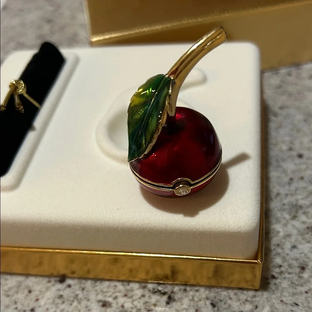 Estée Lauder Red Cherry Perfume Compact - Picture 3 of 3